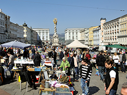 Foto vom heutigen Hauptplatz mit Flohmarkt