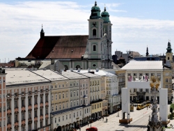 Foto des südöstlichen Teil des Hauptplatzes mit dem Triumphbogen der Kunst aus dem Jahr 2010