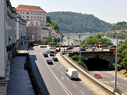 Foto des heutigen Linzer Brückenkopfes mit Unterfahrung