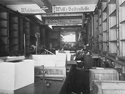 Aufnahme eines Geschäftes nach der Plünderung