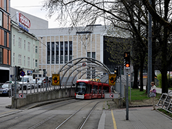 Landstraße mit der Straßenbahnunterführung Richtung Hauptbahnhof und dem Musiktheater im Hintergrund