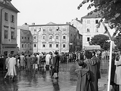 Aufnahme vom Hochwasser am Pfarrplatz im Sommer 1954