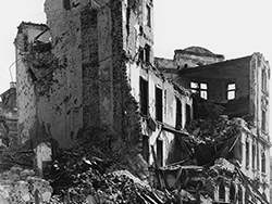 Foto: Archiv der Stadt Linz Foto eines von Bomben schwer beschädigten Hauses