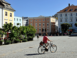 Foto vom neugestalteten Pfarrplatz