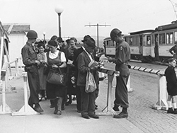 Foto der Kontrolle auf der Nibelungenbrücke durch die Alliierten