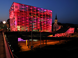 Foto des Ars Electronica Centers bei Nacht