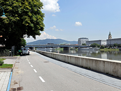 Foto: Archiv der Stadt Linz Obere Donaustraße in Alt-Urfahr mit der Dammmauer, auf der der mobile Hochwasserdamm montiert wird.