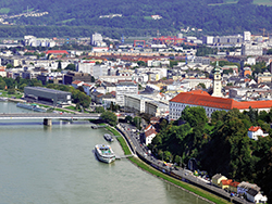 Blick von der Josefswarte auf Donau, Schloss, Lentos und Nibelungenbrücke