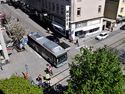 Foto der Hauptstraße mit Bushaltestelle
