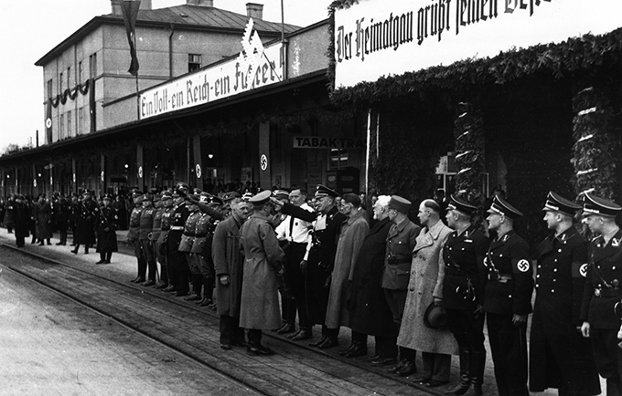 Foto von Franz Langoth bei der Begrüßung von Adolf Hitler