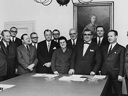 Gruppenfoto des Stadtsenats und einiger Magistratsbediensteter im Jahr 1971