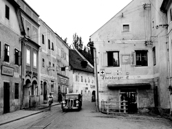 Foto der Straßenenge in Ebelsberg, aufgenommen Anfang der Fünfzigerjahre