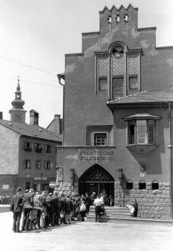 Foto: Archiv der Stadt Linz Menschenschlange vor dem Gebäude der Städtischen Volksküche