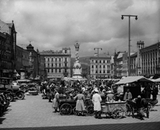Markttag auf dem Hauptplatz im Juni 1936