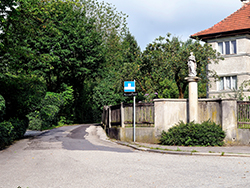 Foto der Knabenseminarstraße 29 mit der Maria Immaculata-Figur