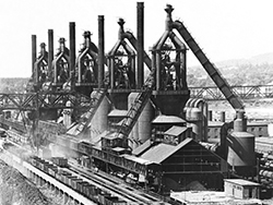 Alte Aufnahme der Hochofenstraße der Vereinigten Österreichischen Eisen- und Stahlwerke