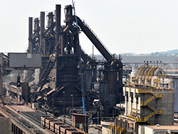 Foto der Hochofengruppe der Vereinigten Österreichischen Eisen- und Stahlwerke