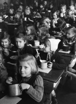 Foto: Archiv der Stadt Linz Schulausspeisung in der Goetheschule im Jahr 1946