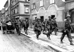 US-Armee und KZ-Insassen in Rudolfstraße