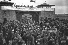 Foto: National Archives, Washington KZ-Insassen begrüßen die US-Truppen