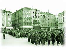 Der Marsch der "Alten Kämpfer" der NSDAP am 31.5.1938 am Hauptplatz