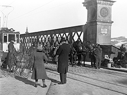 Brückenkontrolle durch Regierungstruppen auf der Linzer Donaubrücke während der Februarkämpfe 1934
