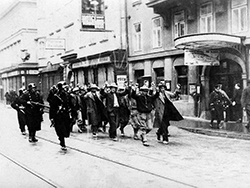 Verhaftete Februarkämpfer auf der Linzer Landstraße 12. Februar 1934