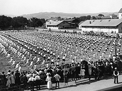 Massenfreiübungen beim ersten Vereinsschauturnen am Linzer Südbahnhofgelände am 9. Juli 1922
