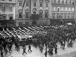 Arbeiterturner und –Turnerinnen vor dem Steyrer Rathaus (1927)