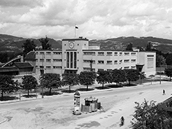Das von Curt Kühne geplante und 1929/30 errichtete Linzer Parkbad an der Unteren Donaulände war das erste öffentliche Hallenbad in Oberösterreich.