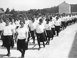 Sozialdemokratische Mobilisierung in Linz: Marsch der Waldegger Turnerinnen zur Maikundgebung 1932 im Stadtzentrum
