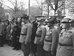 Heimwehrangehörige an der Promenade beim Aufmarsch zur Heimwehr-Bestandfeier am Linzer Platz des 12. November (Hauptplatz) am 15. März 1931, vorne stehend der Heimwehrführer Ernst Rüdiger Starhemberg.