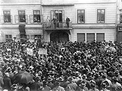Maifeier in Vöcklabruck im Jahr 1919 mit dem Redner Emil Baumgärtel