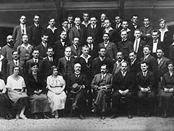 Teilnehmerinnen und Teilnehmer der Parteischule in Hallein im Sommer 1921