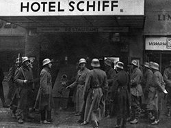 Regierungstruppen vor dem Linzer Parteihaus Hotel Schiff am 12. Februar 1934
