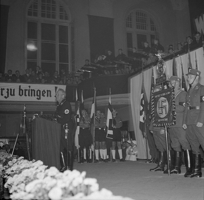 Foto der Propagandaveranstaltung am 12. Oktober 1938 zur Eröffnung des Winterhilfswerkes im Volksgartensaal