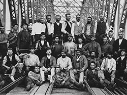 Foto: Archiv der Stadt Linz Arbeiter beim Bau der Eisenbahnbrücke