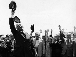 Jubelnde Bevölkerung auf der Nibelungenbrücke. 