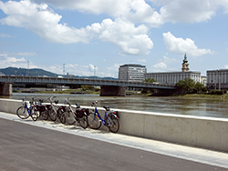 Foto: Archiv der Stadt Linz Hochwasserschutzdamm Alt-Urfahr-West