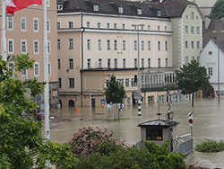 Foto: Archiv der Stadt Linz Überflutete Obere Donaulände