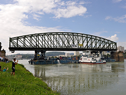 Foto: Archiv der Stadt Linz Abtragung Eisenbahnbrücke