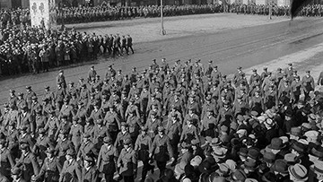 Foto: Archiv der Stadt Linz Schutzbundaufmarsch am 12. November 1930 am Linzer Hauptplatz.