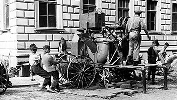 Foto: Archiv der Stadt Linz Männer arbeiten im Straßen- und Wohnbau.