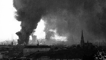 Foto: Archiv der Stadt Linz Rauchsäulen nach einem Luftangriff