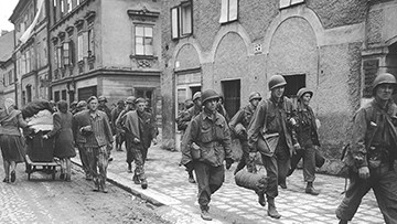 Foto: Archiv der Stadt Linz Befreite KZ-Häftlinge und amerikanische Soldaten auf der Rudolfstraße 1945.