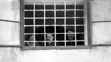 Foto: Archiv der Stadt Linz Foto durch das vergitterte Fenster eines Gefängnisses.