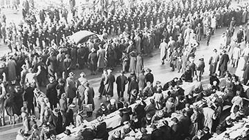 Foto: Archiv der Stadt Linz Öffentliches Eintopfessen in Verbindung mit einer Sammlung des Winterhilfswerkes.