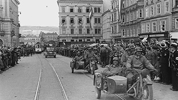 Foto: Archiv der Stadt Linz Linzerinnen und Linzer vor dem Rathaus bei Hitlers Ankunft