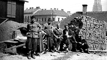 Foto: Archiv der Stadt Linz Kriegsgefangene russische Soldaten beim Arbeitseinsatz an der Kapuzinerstraße.