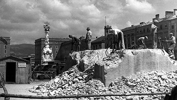Foto: Archiv der Stadt Linz Beseitigung des Zugangs zum Luftschutzbunker am Hauptplatz